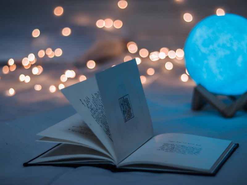 古装剧《锦绣长安》海报，展现华丽宫廷服饰与场景